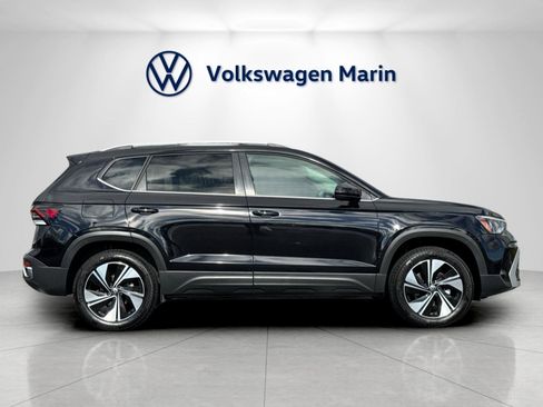 Used 2025 Volkswagen Taos SE w/ Panoramic Sunroof Package image 6