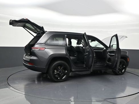 Used 2023 Jeep Grand Cherokee Limited w/ Black Appearance Package image 33