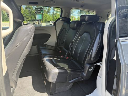Used 2022 Chrysler Pacifica Touring-L w/ Uconnect Theater Family Group FWD image 17