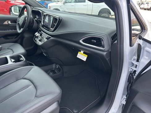 New 2026 Chrysler Pacifica Select image 58