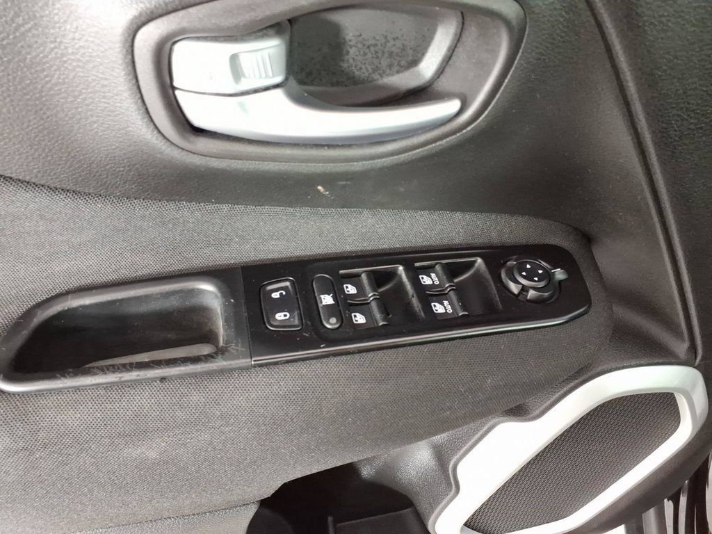 Used 2020 Jeep Renegade Latitude w/ Cold Weather Group AWD/4WD image 13