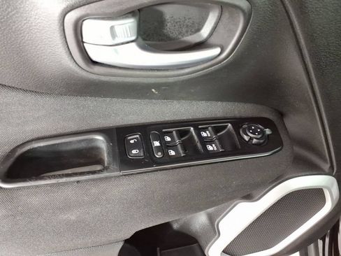 Used 2020 Jeep Renegade Latitude w/ Cold Weather Group AWD/4WD image 13
