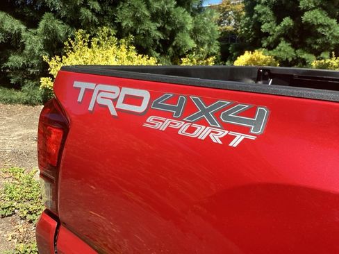Used 2017 Toyota Tacoma TRD Sport w/ Tow Package (A/T) AWD/4WD image 16