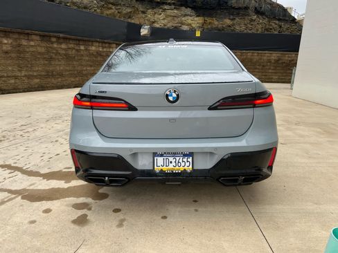 Used 2025 BMW 760i xDrive w/ Premium Package image 4