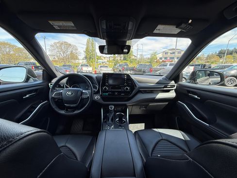 Used 2022 Toyota Highlander XSE AWD/4WD image 9