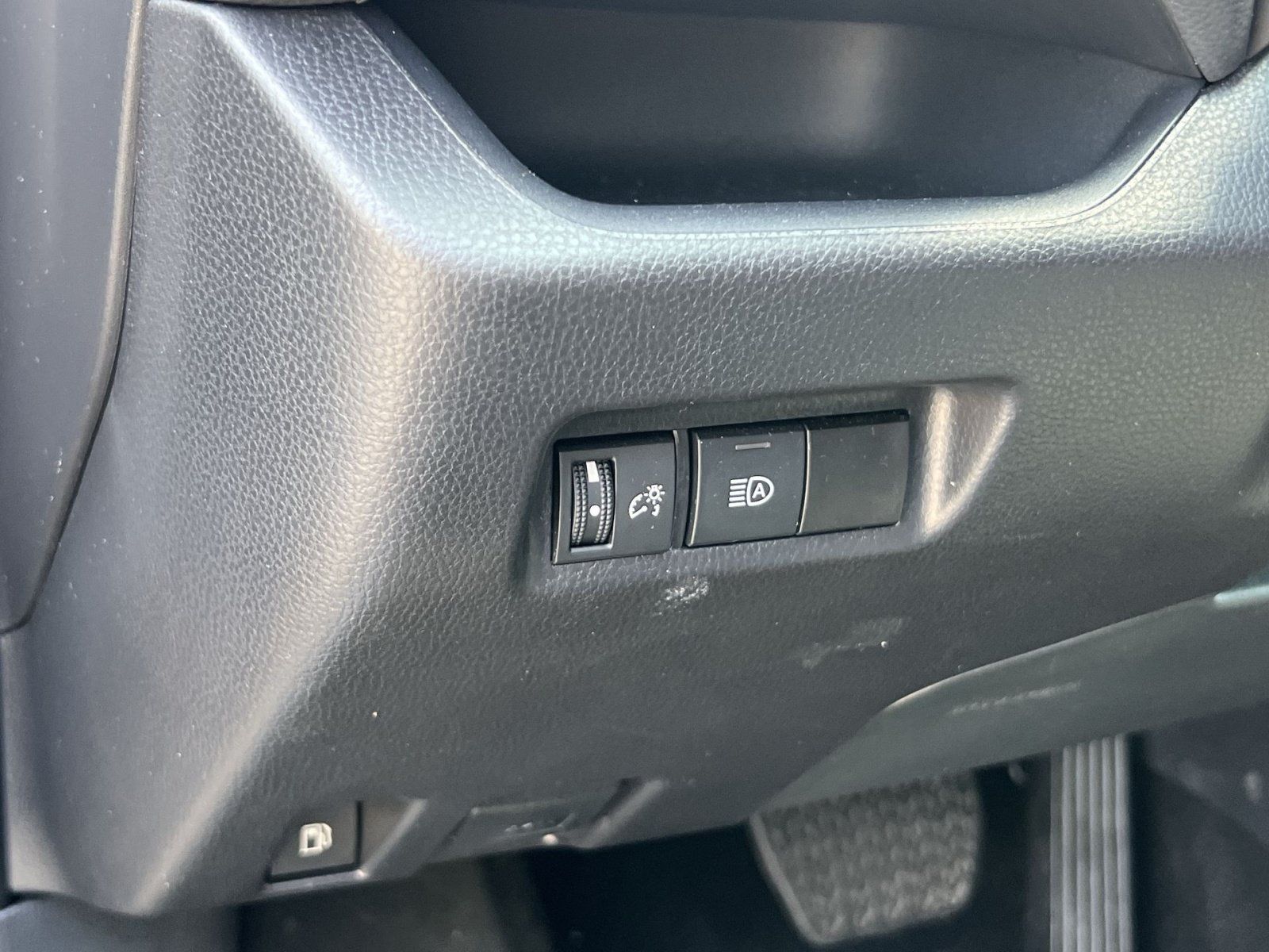 Used 2025 Toyota RAV4 XLE AWD/4WD image 26