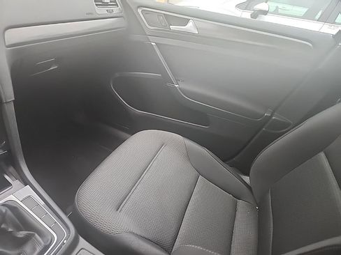 Used 2018 Volkswagen Golf SE image 16