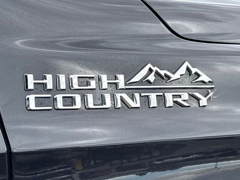 Used 2023 Chevrolet Suburban High Country AWD/4WD image 8