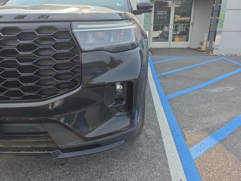 Used 2025 Ford Explorer ST-Line w/ ST-Line Street Pack AWD/4WD image 10