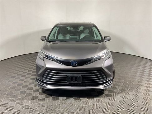 Used 2022 Toyota Sienna LE image 4