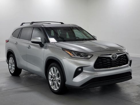 Used 2022 Toyota Highlander Limited FWD image 2