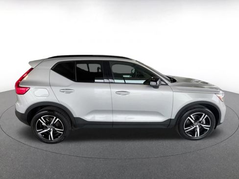 Used 2024 Volvo XC40 B5 Core image 16