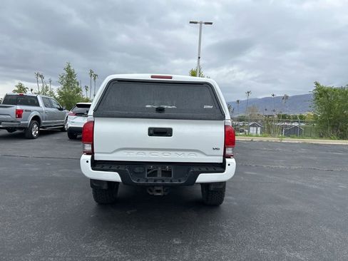 Used 2017 Toyota Tacoma TRD Sport AWD/4WD image 5