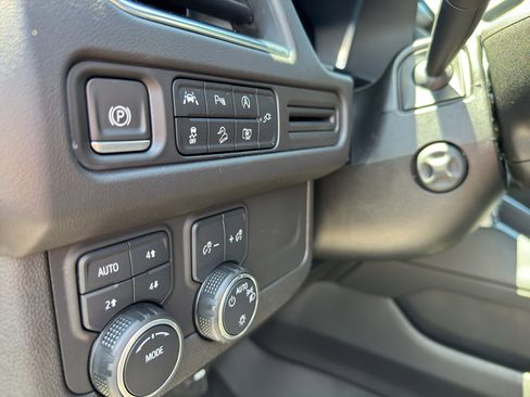 Used 2022 Chevrolet Tahoe Z71 w/ Luxury Package AWD/4WD image 13