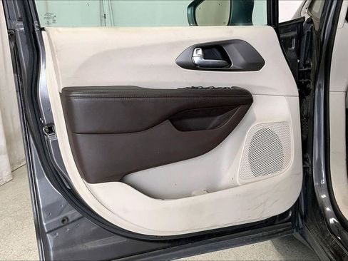 Used 2018 Chrysler Pacifica Touring-L Plus w/ Advanced Safetytec Group image 21