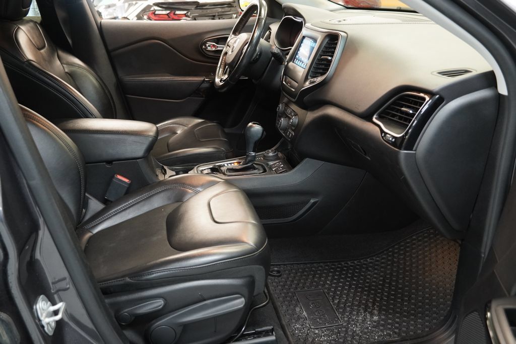 Used 2019 Jeep Cherokee Latitude Plus AWD/4WD image 24