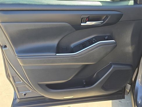 Used 2021 Toyota Highlander XLE image 21