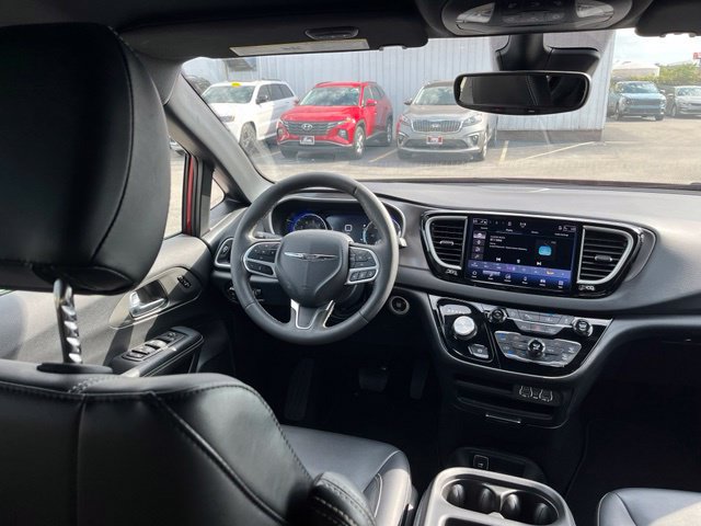 Used 2025 Chrysler Pacifica Select FWD image 39