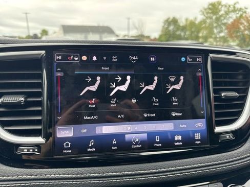 Used 2022 Chrysler Pacifica Limited w/ Uconnect Theater Family Group image 24