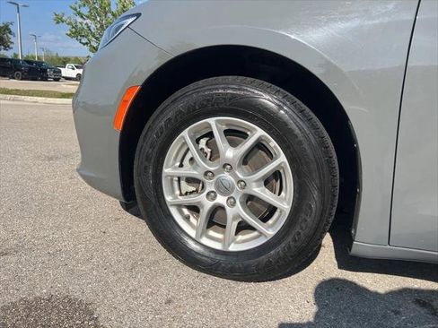 Certified 2023 Chrysler Pacifica Touring-L FWD image 32