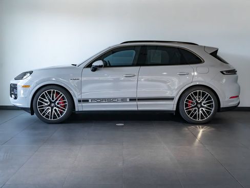 Certified 2025 Porsche Cayenne Turbo AWD/4WD image 2