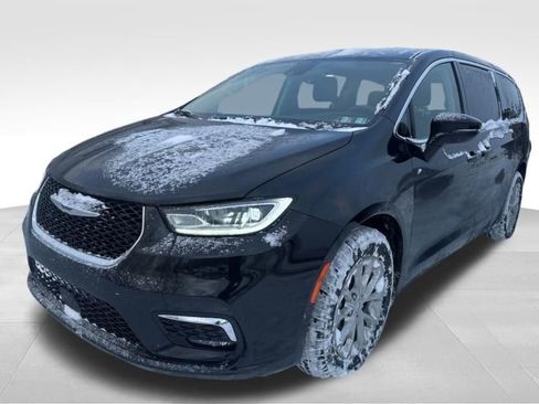 Used 2023 Chrysler Pacifica Touring-L w/ Uconnect Theater Family Group image 2