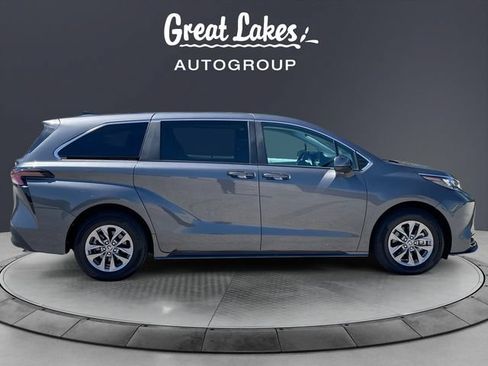 Used 2025 Toyota Sienna LE FWD image 6