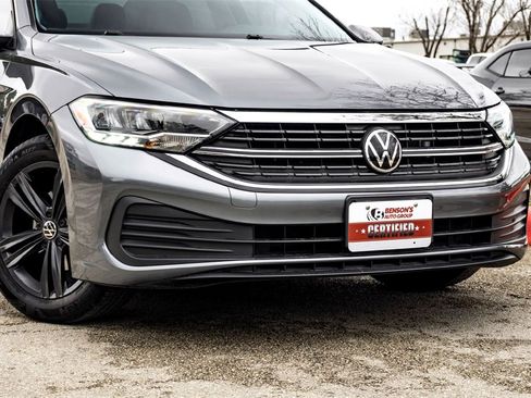 Used 2023 Volkswagen Jetta SE image 3