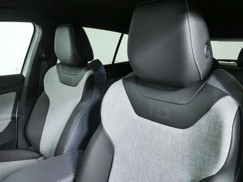 Certified 2025 Volkswagen ID.4 Pro RWD image 8