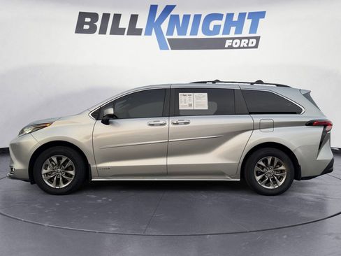 Used 2021 Toyota Sienna XLE image 2