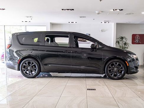 Used 2019 Chrysler Pacifica Touring Plus w/ S Appearance Package FWD image 9