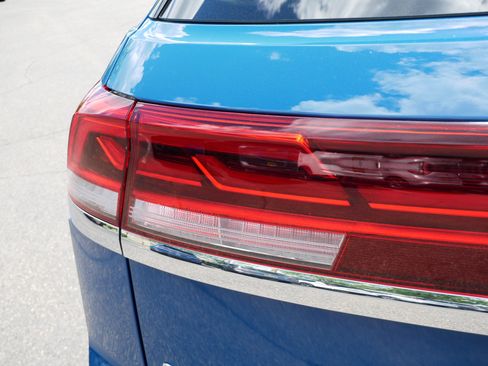 Certified 2025 Volkswagen Atlas Cross Sport SE AWD/4WD image 17