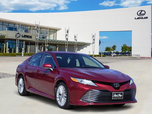 Used 2019 Toyota Camry XLE image 2