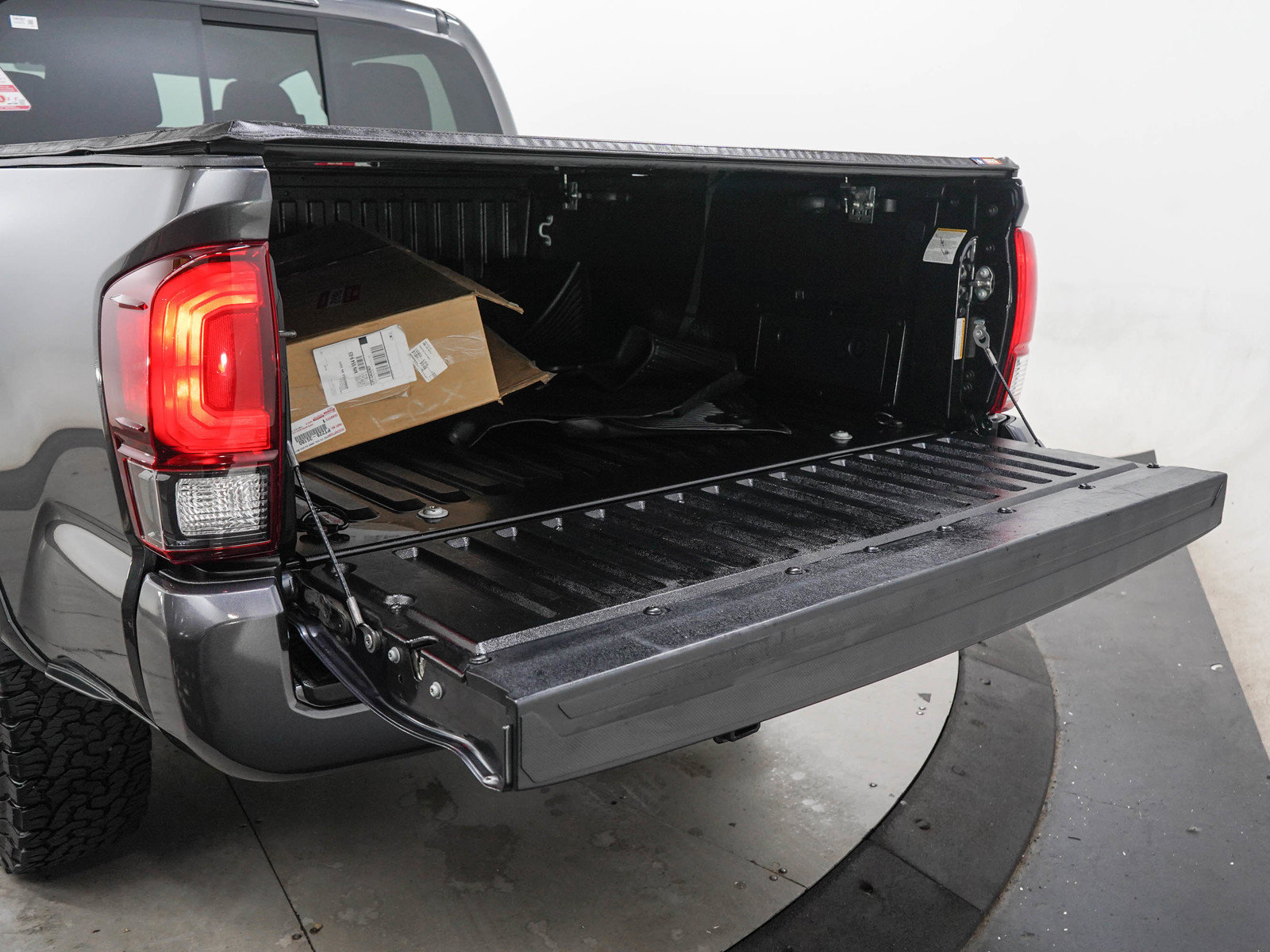 Used 2021 Toyota Tacoma SR5 w/ Technology Package AWD/4WD image 9