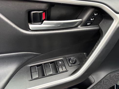 Used 2021 Toyota RAV4 XLE Premium image 22