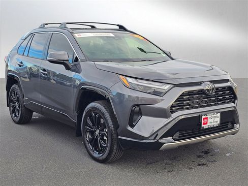 Used 2025 Toyota RAV4 SE image 7