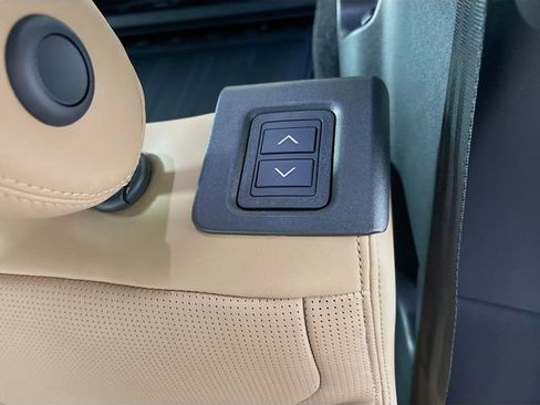 Used 2025 Land Rover Discovery Metropolitan Edition image 34