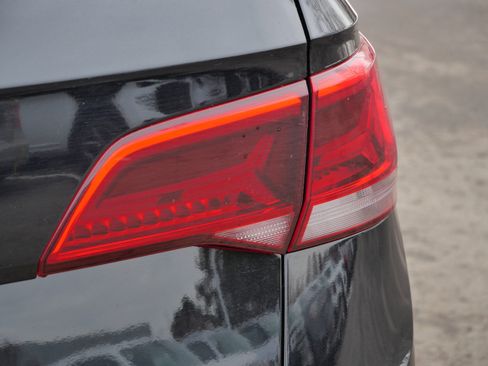 Certified 2023 Volkswagen Taos SE w/ Panoramic Sunroof Package image 17