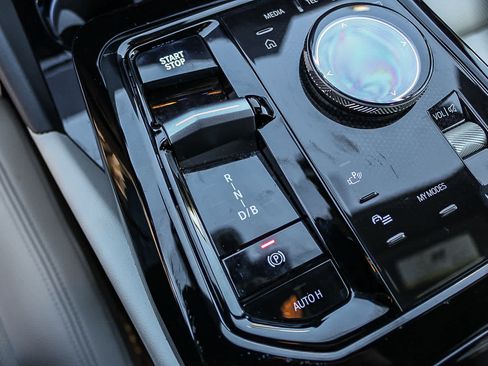 Used 2025 BMW i5 xDrive40 w/ Premium Package image 16