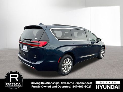 Used 2022 Chrysler Pacifica Touring-L image 9