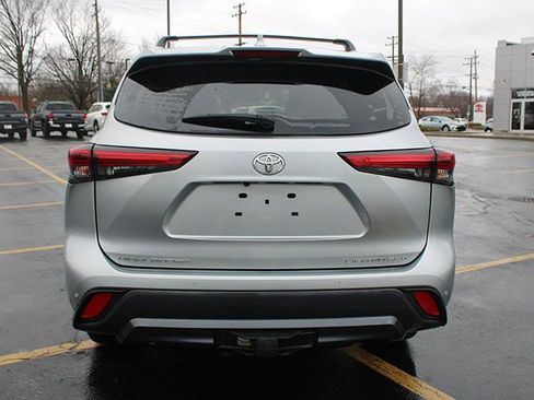 Used 2023 Toyota Highlander Limited image 6