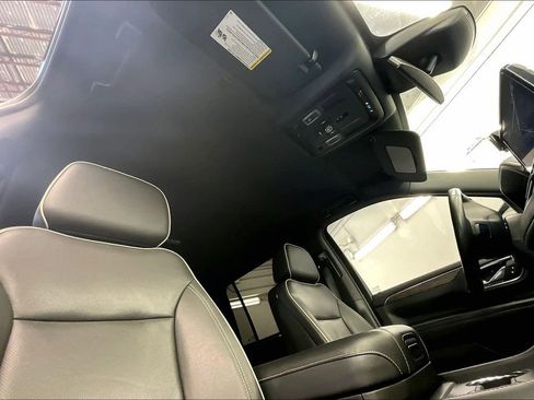 Used 2023 Chevrolet Suburban Premier image 28