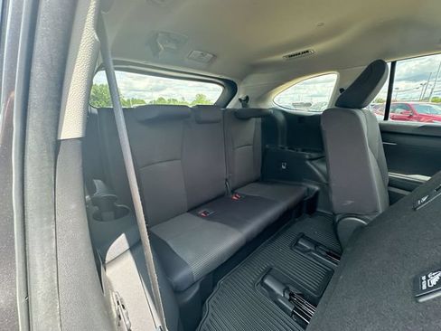 Used 2023 Toyota Highlander LE AWD/4WD image 30
