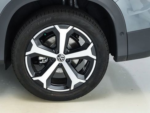 New 2025 Volkswagen Tiguan SE image 43