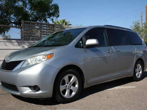 Used 2014 Toyota Sienna LE image 26