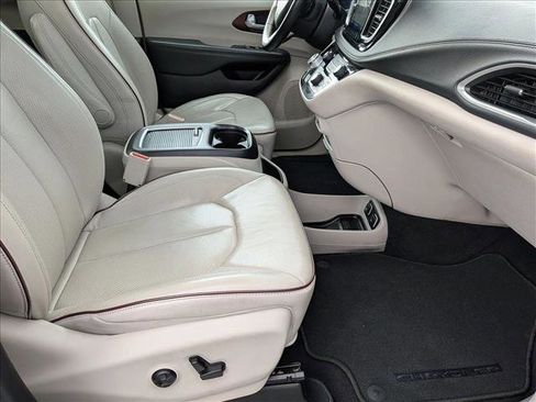 Used 2017 Chrysler Pacifica Limited w/ Advanced Safetytec Group image 23