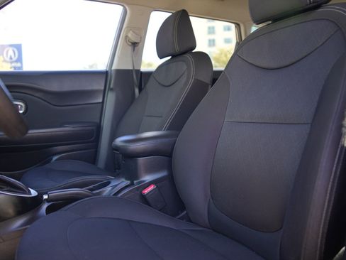 Used 2017 Kia Soul image 11