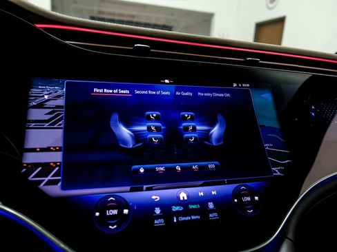 Used 2023 Mercedes-Benz EQS 580 4MATIC Sedan image 36