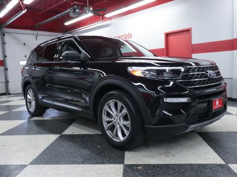 Used 2021 Ford Explorer XLT w/ Equipment Group 202A RWD image 2