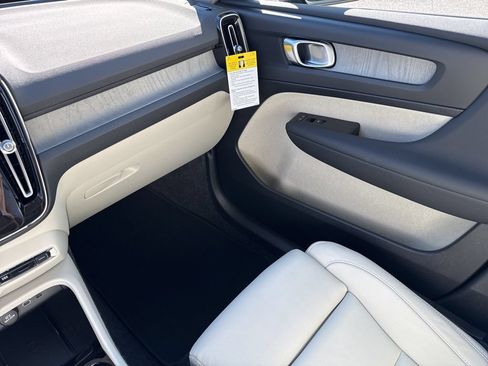 Used 2026 Volvo XC40 B4 Plus w/ Climate Package FWD image 31